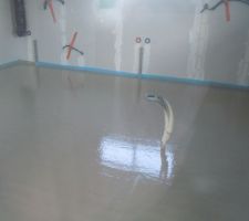 Chape liquide fraichement coulée dans la cuisine.