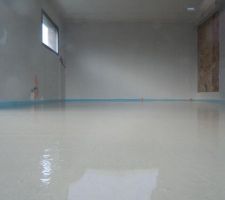 Chape liquide RDC dans salon/salle à manger