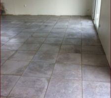 Carreaux et joints posés dans le séjour et la cuisine