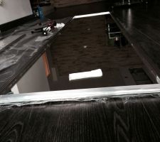 Mise en place des tige en aluminium sur le miroir en verre