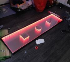 On referme le tout avec la plque de verre miroir sans tain. 
Et la, c'est la magie...
Waouh....