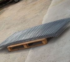 L'arrivée des grilles pour réaliser les gabions.