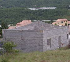 Murs tous montés, premier pignon en cours