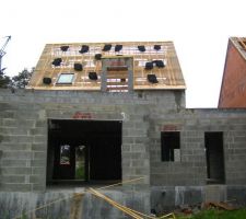 Pose Velux et tas d'ardoises.