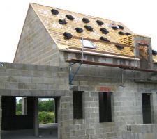 Pose Velux et tas d'ardoises.