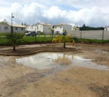 Notre beau jardin suite au décaissage et mise à niveau du terrain par rapport à la maison
