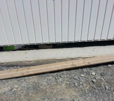 10cm de jour entre la porte du garage et le seuil, suite rehaussement du linteau (erreur de cote des maçon)