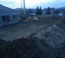 Pr&eacute;paration terrain. .....debut a 9h arr&ecirc;t&eacute; a 12h !! Trouver qq pour evacuter la terre d urgence grrrr ca demare bien lool