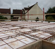 Ferraillage et hourdis polystyrène avant le coulage
