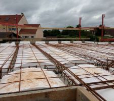 Ferraillage et hourdis polystyrène avant le coulage