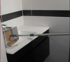 Meuble salle de bain du bas en cours d'installation