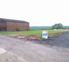 Photo du terrain devant.