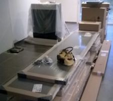 Le poêle en attente, et les cartons, c'est la cuisine