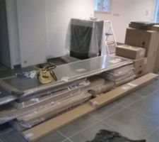 Le poêle en attente, et les cartons, c'est la cuisine