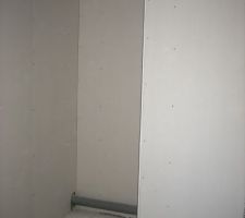 Évacuation dans le placard de la chambre Est