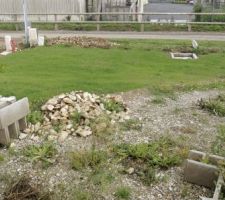 Gazon d'un mois, haie de clôture de 15 arbustes et ... des parpaings à bancher qui traînent ...