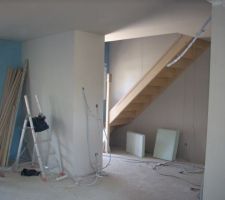 Les cloisons sont posées - Vue sur l'entrée de la maison