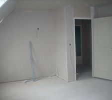 Chambre de droite cote rue vue depuis le fond de la chambre