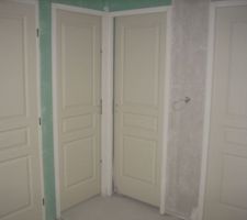 Vue sur le palier acces chambre et salle de bain et wc