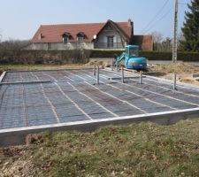 Pr&eacute;paration pour couler la dalle terre plein avec passage des &eacute;vacuation