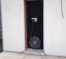 Test intermédiaire de permeabilité à l'air fait lundi dernier, résultat bon mais en vue d'améliorer la performance de la maison, pare vapeur, ossature, enduit intérieur et menuiseries sont repris aux points repérés lors du test. On est content, chaque artisan s'investi pour améliorer les résultats.