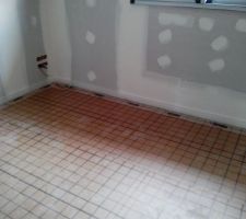 Début du chauffage au sol de l'étage (une chambre)