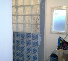 Mise en place de brique de verre pour apporter de la lumiere dans la douche