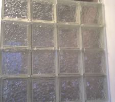 Mise en place de brique de verre pour apporter de la lumiere dans la douche