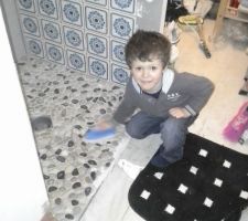 Mon fils qui lave les galet