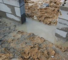 Parpaings montés dans l'eau et la boue