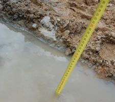 Les maçons vont continuer à monter les parpaings du VS à cette endroit.
Sur 4 cm d'eau et la boue aussi.