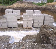 Le terrassement à eu lieu dans la semaine du 19 mai au 23 mai 2014   dépôt des blocs de béton pour monté le mur de parpaings pour le vide sanitaire