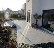 Terrasse en dalle granit gris fonce 60x40 cm fraichement finie, reste les finitions autour (paillis ardoise)