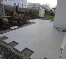 Terrasse en cours de pose, dalle granit gris fonce 60x40 cm