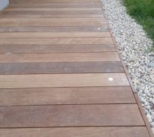 Finitions de la terrasse : lame de finition   spots LED   galets