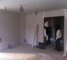 Entr&eacute;e du salon avec espace pour portes &agrave; galandage