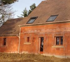 à l'arriére de la maison, les fenêtres sont aussi en bois mais les volets sont en alu électrique ton sable