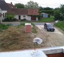 Vue sur rue. entrée du terrain