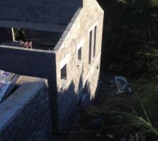 Appuis de fenêtre posés, enduit fin en cours sur le soubassement et le mur encaissé.