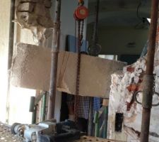 Percement pour porte double : palan pour descendre un &eacute;norme linteau de b&eacute;ton, &eacute;chafaudage de ma&ccedil;on.