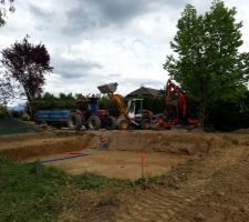 Fin du terrassement de la maison avec le matériel et les travailleurs!