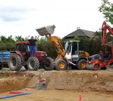 Fin du terrassement de la maison avec le matériel et les travailleurs!