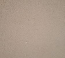 8 mois de bataille après la remise des clés pour résoudre nos problèmes de crépi (dont cette photo n'est qu'un échantillon, il y en a partout), 8 mois de promesses diverses, dont celle d'une peinture minérale après rebouchage des trous. Les trous grandissent et d'après des professionnels, un simple enduit de rebouchage ne servira à rien puisque les défauts finiront par revenir. Nous avons l'impression qu'on essaie de nous faire passer l'année après la remise des clés pour ne pas nous permettre de faire jouer la garantie de parfait achèvement, seule garantie à prendre en compte les défauts esthétique si signalés moins d'un an après la remise des clés. Le recommandé partira en fin de semaine puisque malgré une nouvelle promesse d'intervention sous moins de 15 jours (faite le 13 mai), je n'ai toujours aucune nouvelle ! La Compagnie des Villas et demeures de France refusant de régler le litige sans y être obligés, il ne reste que cette solution.
