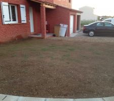 Terrain devant l'entrée