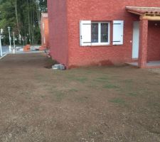 Terrain devant l'entrée