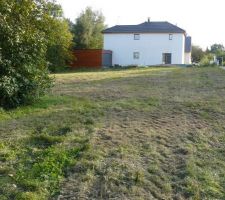 Vue Nord. Au fond, la maison du voisin.