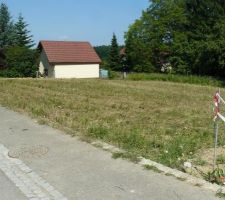 Vue Sud-Ouest. Au fond, garage du voisin.