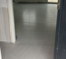 La dalle de finition en b&eacute;ton coll&eacute; sur le pare vapeur