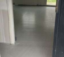 La dalle de finition en b&eacute;ton coll&eacute; sur le pare vapeur