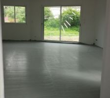 La dalle de finition en b&eacute;ton coll&eacute; sur le pare vapeur